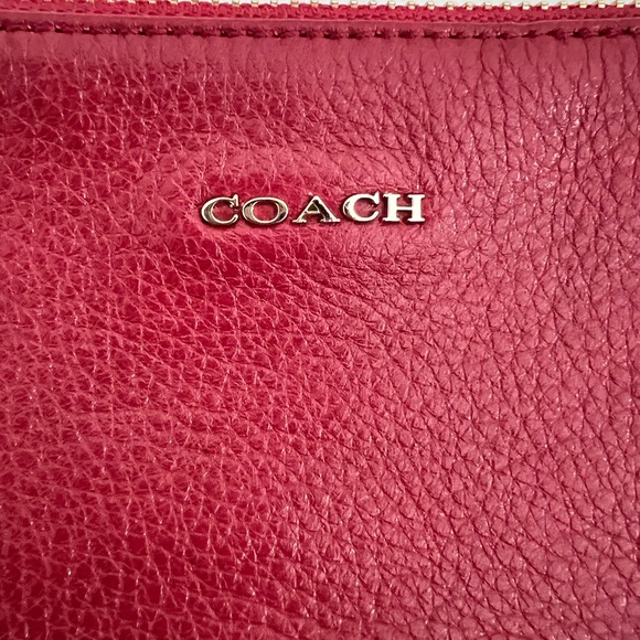 Vintage! Coach wristlet in deep red with gold hardware - Picture 2 of 9